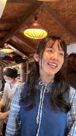 Day 4 รุ่นน้องบอก พี่โบเธอเป็น Extrovert ค่ะ พูดเก่งขนาดนี้ แต่จริง ๆ เราเป็นแค่คนชอบขายของ ชอบเป็นแม่ค้า ปกติก็ไม่คุยกับคนไปทั่ว แต่ถ้ากับลูกค้า บอกเลยทั้งวันก็ไหว คอแห้งก็จะจิบน้ำผึ้งมะนาว #magicmountainscafe #แคชเชียร์ #เค้ก #พะเยา #แม่ค้า