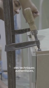 En coulisses : là où chaque meuble ORLINSKI prend vie. Fabriquée à la commande au Portugal, chaque pièce naît sous les mains expertes d’artisans qui perpétuent savoir-faire et gestes authentiques. Couleurs, matières, finitions : chaque meuble raconte une histoire unique. À collection exceptionnelle, fabrication exceptionnelle ? Non, chez maison XXL, le soin apporté à la fabrication ne date pas d’hier. Depuis nos premières créations il y a 15 ans jusqu'à la toute dernière collection ORLINSKI, cha