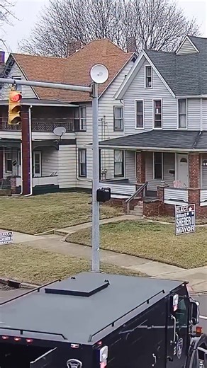 @dark.shooting.tapes on Instagram: "Wanted K!ller Tries To Escape SWAT Team | FOLLOW @dark.shooting.tapes 日本正在利用城市中的空气流动来发电，这种技术被称为风能通道发电系统。这种系统通常安装在立交桥下、道路两侧以及地铁入口等空气流动频繁的区域。当车辆高速经过或人群在地铁中移动时，会产生强烈的气流，这些气流被引入通道内部，推动微型风力涡轮机旋转，从而产生电能。 这些涡轮机即使在非常微弱的风速下也能高效运转。因此，无论是汽车行驶、火车经过，还是人们日常走动产生的空气流动，都可以成为持续的能源来源。单个风能通道每天产生的电量足以支持道路照明、监控设备、地铁指示牌以及各种感应系统的运作。 在东京和大阪的试点项目中，这项技术展现出良好的稳定性和节能效果。专家表示，如果将风能通道与太阳能板和储能装置结合，未来的城市交通枢纽将能实现部分能源自给，大大减少对传统电力的依赖。 这种技术将城市中原本被浪费的空气动力转化为可再生能源，为智慧城市与绿色交通的发展带来新的可能，是未来可持续能源的重要方向。