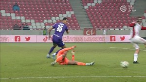 145K views · 909 reactions | Piscitelli ijesztően terült el a földön miután Bárány Donát lábával találkozott a feje, az Újpest kapusát le is kellett cserélni, de saját lábán hagyta el a pályát.  | M4 Sport | Facebook