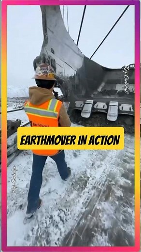 World’s Biggest Earthmover in Action!