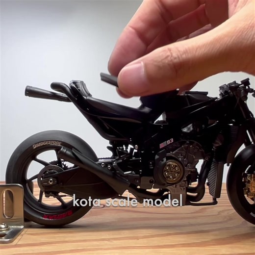 REPSOL Honda RC213V ’14 Scale Model Assembly