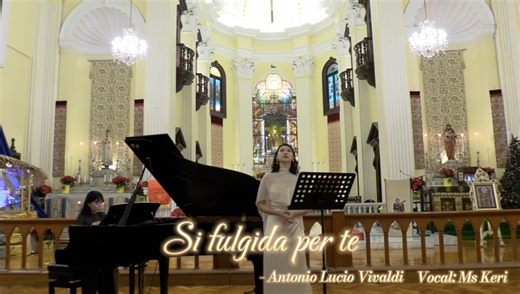 🎶 鳴詩聖誕音樂會精彩回顧 🎶 Muse聲樂星級導師麥嘉莉 Ms. Keri 演唱韋華弟(Antonio Vivaldi)的經典作品《Si fulgida per te》，以靈動華麗的花腔演繹，頌揚希望與恩典，傳遞和平與勝利的祝福。 • Muse Christmas Concert Highlights Ms. Keri performed Antonio Vivaldi’s “Si fulgida per te” with vibrant coloratura, beautifully expressing themes of hope, grace, peace, and victory. • 🎹 欣賞完整演出，請觀看： 👉 [觀看視頻](https://youtu.be/wEuC-nmgHIc?si=-dI4CghNOjEY7o6u) • #MuseChristmasConcert #Vivaldi #Coloratura #ClassicalMusic #MuseMusic #鳴詩音樂 #音樂會回顧 #鳴詩音樂學會 • • • ⛳鳴詩音樂藝術教育中心 Muse Educ