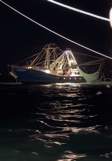 Just a normal night offshore on the shrimp boats ! #commercialfishing #shrimpboat #offshorelife #marinelife #shrimping
