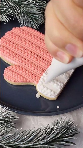 How to Decorate a Mitten Cookie with Royal Icing | Winter Cookie Design Tutorial