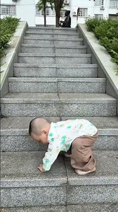 爸爸帶娃挑戰爬樓梯，兒子的反應太驚喜了😂 爸爸帶娃一起挑戰爬樓梯，本以為會是慢騰騰的過程，沒想到小傢伙下一秒就完成了！ DOU+上熱門 #人類幼崽成長記 #人類幼崽迷惑行為大賞 #爸爸帶娃