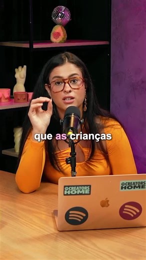 hana khalil on Instagram: "não existe mais conteúdo feito apenas pra crianças e adolescentes, só redes sociais e o algoritmo do consumo. já assistiu o episódio novo "meu natal disfuncional" do @naoeporakhasopod? 🎄🗯️"