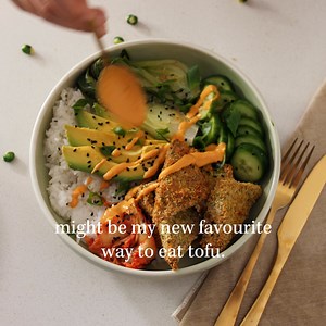 These crunchy and spicy Wasabi Panko Bites are a delicious protein-packed snack or addition to any nourish bowl or salad. Serve them with a quick blended sauce and pair them with rice, steamed bok choy, cucumber, avocado, spring onion, kimchi and sesame seeds. A perfect combination that will leave you wanting more! Recipe is in the comments! 💕 | Plantbaes