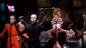 The Man Who Sold the World - David Bowie & Klaus Nomi Publicada por David Bowie en 1970 en su álbum The Man Who Sold the World. Esta colaboración se realizó en 1979 durante una presentación en vivo. | Un Tributo al Rock