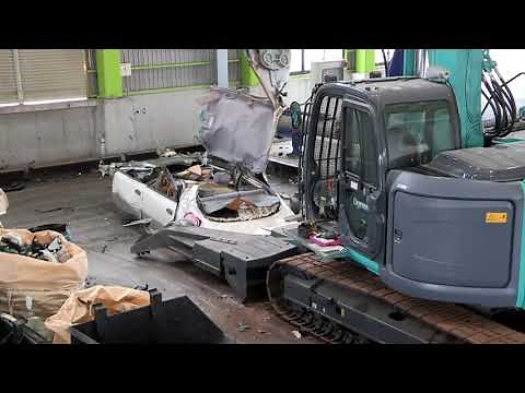 大迫力！自動車解体