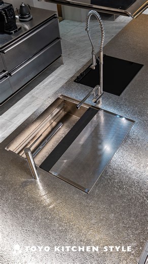 複数の調理を同時にこなせる、効率的で疲れにくい「ゼロ動線キッチン」。�シンク内で調理が進む「パラレロシンク」は、下拵えから盛り付けまで、すべての作業をその場で完結できます。 広いまな板でのびのびと作業が進み、高さを変えられるリブ構造が、力のいる調理も快適に。�無駄な動きが減ることで、日々の料理が驚くほどスムーズになります。 毎日の調理を、もっと心地よく、もっと楽しく。�全国のショールームでは、パラレロシンク体験会を毎月開催しています。 �詳しくは下記リンクをご覧ください。 https://www.toyokitchen.co.jp/information/detail/46856 #トーヨーキッチンスタイル #ゼロ動線キッチン #パラレロシンク #アイランドキッチン #料理動画 | TOYO KITCHEN STYLE | トーヨーキッチンスタイル