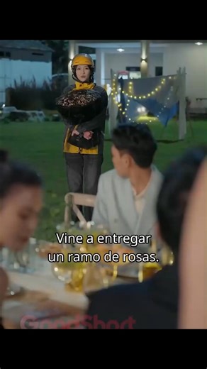 ¡El hombre escoria fingió ser pobre durante siete años para engañarla y que ella mantuviera a la familia, pero al darse la vuelta gastó una fortuna en su primer amor, y su hijo incluso la miró con frialdad mientras ella se ahogaba para aceptar a la amante como su madre! 🥀 Pensó que su vida había terminado, ¡pero al abrir los ojos se encontró en la cima de su vida! ✨ ¡Un frío magnate con "sed de piel" la desea locamente, se casa con ella en público ante toda la ciudad y la mima directamente hast