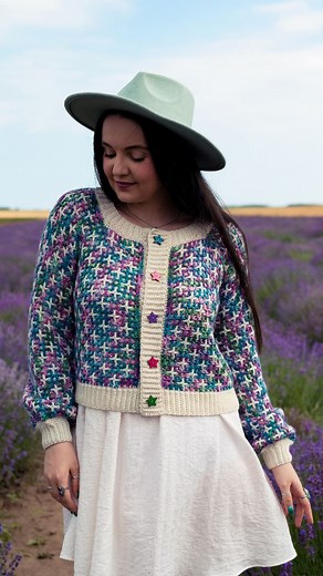 Say "TIC TAC TOE" for links! 👀❤️ Introducing the ✨️Tic Tac Toe Cardigan✨️ You didn't think that in a book with the word "sweaters" in the title, I wouldn't sneak in a cardigan pattern now, did you? 😍 The book officially launches in just 2 short days, and there's very little time left to secure your pre-order bonus chapter! Details in the pinned post on my page ✨️ Pattern: #TicTacToeCardigan featured in my new book #ReversibleCrochetSweaters 📚 Publication date (US & Canada): Tuesday, November 