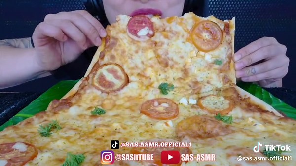 When they said I can only have one piece 😅. . #sasasmr #asmr #eatingsounds #onlytiktokaccount #fyp #fypsounds #giantpizza