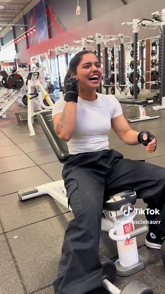 Shoulder Gym Workout Fail - Watch me embarass myself!