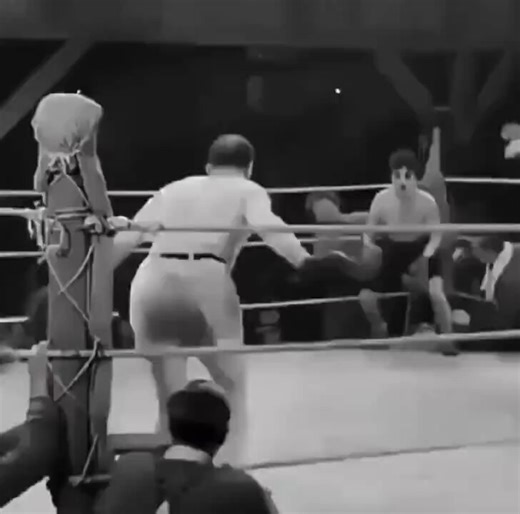 Charlie Chaplin's famous boxing scene from "City Lights" (1931)Cool historical photos: https://t.co/Fg308L5vt1