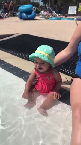 scarlett and tiania: baby scarlett's adorable first pool experience