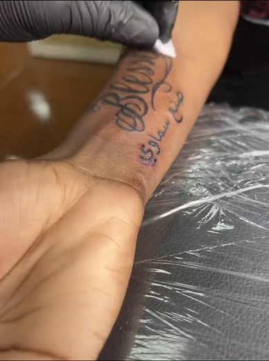 Fresh tattoo for the first timers 😵‍💫⚡️❤️ #tattooartist #artistsoftiktok #fyp #chill #vybes #flow #firsttimers #tattoos #tattooideas #ladie #nassaubahamas🇧🇸🇧🇸🇧🇸🇧🇸