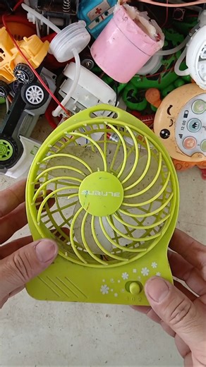 Discovering a super cute old mini fan | Taking it apart to take a look.