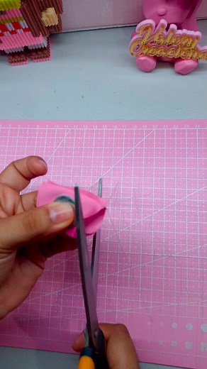 10K views · 103 reactions | Ahora no trabajamos en moñitos 來.... Muchísimas gracias a mis bellas clientas por confiar en estás manos artesanas para sus eventos ✨✂️瑱 . Después les subo en dónde se utilizo . #tutorial #moñosparaniña #artesanal #hechoenmexico #ValeryCreaciones #creaciones #hechoamano | Valery Creaciones | Facebook