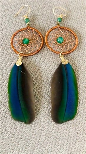 📌aretes de atrapasueños con plumas de guacamayo, trabajados en alambre cobre 👌🌀🕸. #venuzmunayart #atrapasueños #dreamcatcher #wirewrappedjewelry #wirewrappedcrystals #guacamayo #handamade #ohrringe #artesanato #hippiestyle #hippiegirl | Hippie Traveler