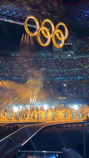La cerimonia di apertura dei Giochi Olimpici Invernali di Milano Cortina 2026: uno spettacolo unico, senza precedenti! Per la prima volta, la celebrazione prende vita contemporaneamente allo Stadio San Siro di Milano e a Cortina d’Ampezzo, Livigno e Predazzo, unendo territori diversi in un’unica, grande emozione condivisa. Il tema è l’“Armonia”: un intreccio vibrante tra l’anima dell’Italia e il battito del mondo, tra radici profonde e orizzonti senza confini. Un incontro di culture, storie e pa