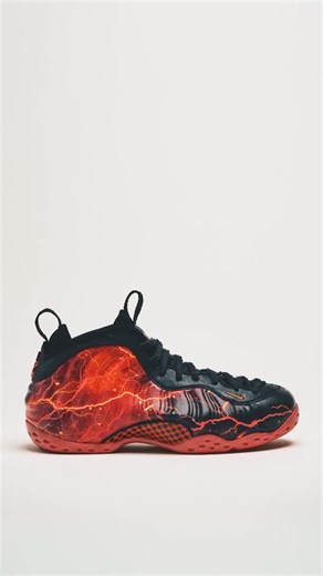 STRANGER THINGS X NIKE AIR FOAMPOSITE ONE PRM “UPSIDE DOWN” You are in Vecna’s mind lair now. With every step in this Special Edition Air Foamposite One, you go deeper into the red mist and fog. You can see the vines that connect to his throne. They glow in the dark. You can see the ravages of time in the cracked synthetic leather, the distressed laces. What else will you find? Your worst nightmares and deepest held fears? This shoe contains many details related to the fifth and final season of 