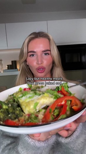 ONE DISH LAZY THAI GREEN BAKED COD I saw another creator on here make something similar to this but can’t remember her tag! If you know her, please allow me to credit 😁 The ultimate lazy but healthy dinner, this baked Thai green cod is a game changer. All in one pan, use precooked brown rice for the ultimate convenience. You will need 1 tin coconut milk (regular or light) 2 tbsp Thai green curry paste 1 tbsp fish sauce 2 tsp sugar or sweetener (I use erythritol) Fresh coriander 1 pack of precoo