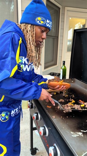AYE 😂 I love this blackstone griddle ! Philly cheesesteaks episode 💙 #rollitupk #funny
