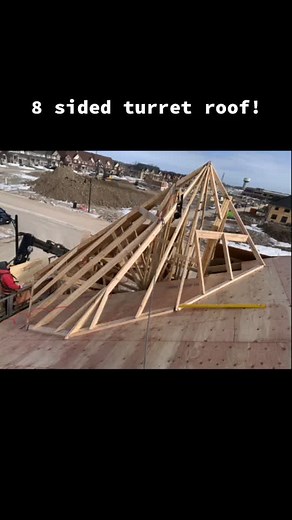 It looks good with plywood on! Check cut RedX Roof App, makes it a whole lot faster to build roofs. #framingconstruccion #framing