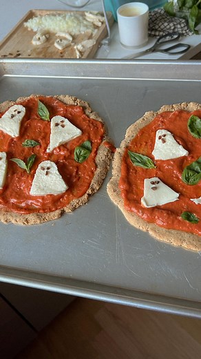 The cutest little Halloween pizza for Halloween dinner 🍕👻 Ghosts: Pre-sliced mozzarella cut into ghosts using a sharp knife Chopped olives for the eyes I used @simplemills pizza crusts but use any crust you like! And a store bought vodka sauce fresh basil #halloween #halloweenrecipes #aestheticfood #halloweenaesthetic #pizza #glutenfree #easyrecipes | Mia Zarlengo, MS, RD