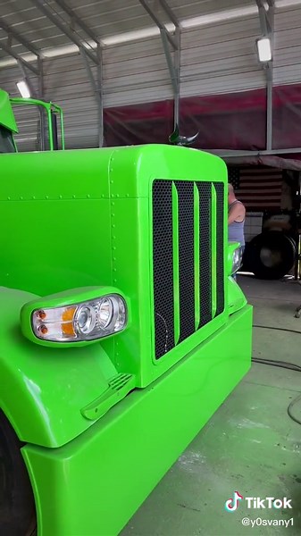 Custom Peterbilt 379 Paint Job Showcase