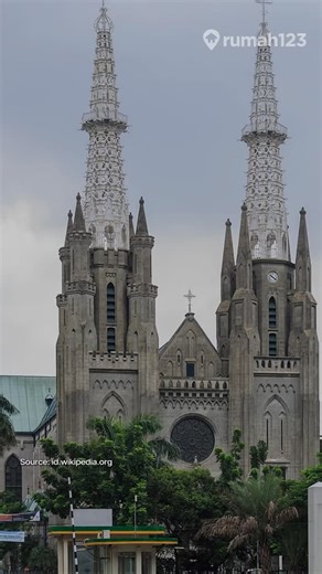 Bukan sekadar tempat ibadah, Gereja Katedral juga jadi simbol harmoni Jakarta. 🤍 Mengusung gaya Neo-Gotik, beginilah pesona keindahan Gereja Katedral. Homies sudah pernah mengunjungi Gereja Katedral? Ceritain pengalamanmu di kolom komentar ya~ 😉 #Rumah123 #RumahUntukSemua | Rumah123.com