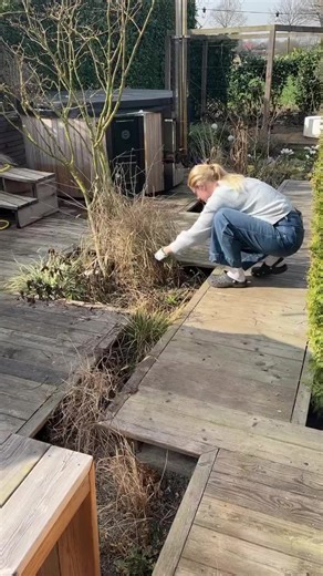 ✨ Frühjahrsputz im Wellnessbereich ✨ * …haltet mich für Verrückt, aber der Frühjahrsputz im Garten gehört für mich zu den befriedigendsten Aufgaben von allen 😂 immer so ein krasses Vorher-Nachher Gefühl! Als Nächstes wird die Hauptterrasse gewienert ✨ * Habt einen schönen Feierabend! * #wellnessimgarten #hottubs #wellnessbereich #terrassenideen #holzterrasse