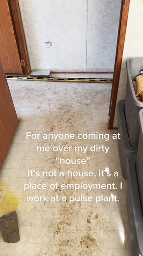 I am working and it’s hard to keep the floor clean with muddy work boots. #fypシ