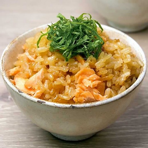 鮭をそのまま入れて炊くだけ！ 丸ごと塩鮭炊き込みご飯のレシピ動画・作り方 | デリッシュキッチン