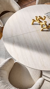 Anche il design ha una sua coerenza: in Calligaris ci impegniamo a garantire una trama perfettamente coerente su tutti i nostri tavoli in ceramica effetto marmo. Che si tratti di un tavolo grande, allungabile o rotondo, le cromie restano identiche, per offrire, sempre, un’estetica fluida e armoniosa. Anche quando il tavolo è esteso al suo massimo, la venatura rimane continua, valorizzando ogni dettaglio del materiale. | Calligaris