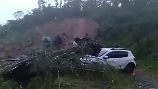 El presidente de Colombia visita la zona afectada por los mortíferos deslaves