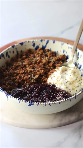 Delicia Bale ANutr | Healthy, Easy, Nutritionist Recipes on Instagram: "Day 4 of 30 Days of Breakfast Bowls 🫐Comment ‘BREAKFASTBOWLS’ for my '30 Days of Breakfast Bowls' Ebook, all the recipes in one place! This bowl is warm, fruity, and packed with protein and fibre to keep you feeling satisfied for hours. The scrambled banana oats create a soft fluffy, comforting base, topped with a tangy berry sauce, creamy Greek yogurt, and a sprinkle of hemp seeds for same crunch and nutrition! Scrambled B