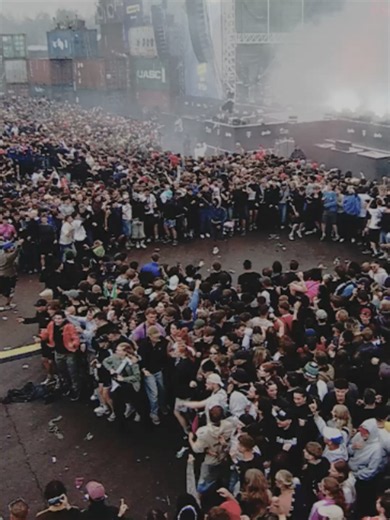 Was. Ein. Abriss! 🤯💥 Gönnt euch noch mehr OG Keemo! Kostenlos und auf Abruf bei MagentaTV. Denn live lebt nur einmal – aber die besten @splashfestival Momente bleiben.