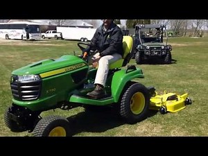 John Deere Auto-Connect Signature X700 Series Lawn Tractor