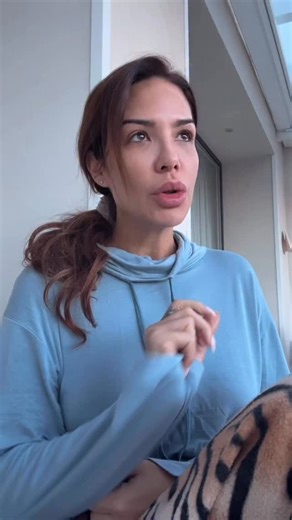 Tamara Gorro on Instagram: "Porque Navidad también es esto: melancolía, ausencias, nudo en la garganta… Escuchar esa música que te hace recordar. Y está bien. Llorar no es estar roto, es estar vivo. Saco lo que llevo dentro para hacer sitio a la alegría, a las risas, a los abrazos que lo curan todo. La vida es luces y sombras, y las dos hay que vivirlas, sentirlas… Así que hoy lloro un ratito… y doy paso al brindis, a la alegría y a la celebración. Con los que están, por los que se fueron, y por