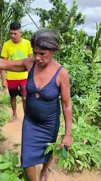 Veja dona kinor mostrando seu roçado com feijão e bananeira no sertão pernambucano.