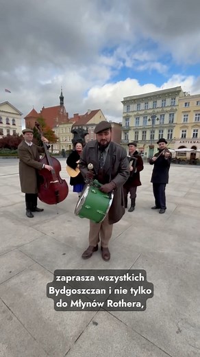 Kapela Podwórkowa "Ferajna Bydgoska" od ponad siedmiu lat występuje na scenach i ulicach Polski, przypominając klimat dawnych miast i miasteczek. W repertuarze ma przedwojenne przeboje, zapomniane piosenki i własne utwory, wykonywane w autentycznym, ulicznym stylu. Podczas koncertu w Młynach zespół zaprezentuje program z okazji Narodowego Święta Niepodległości – piosenki, które śpiewano nie tylko na frontach, lecz także na podwórkach, w zaułkach i na rogach kamienic. To spotkanie z muzyką, w któ
