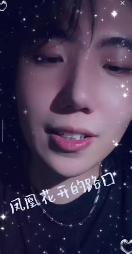 **原子哥哥清唱《凤凰花开的路口》🌿纯净嗓音直击心灵✨** 听腻了复杂编曲？来感受原子哥哥的治愈清唱吧🎤没有伴奏，只有最真挚的歌声🌸毕业季必听，一秒回到青春路口🚀 @原子哥哥—籁之音歌行合唱团 #凤凰花开的路口 #清唱挑战 #原子哥哥 #毕业季 #治愈系音乐