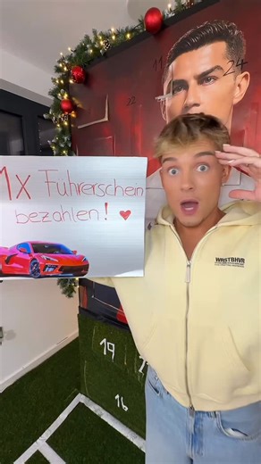 Tim | a living meme on Instagram: "Ich öffne das zwanzigste Türchen vom Community Adventskalender! ❤️ Heute werden Träume wahr, glaube ich 😱 💙 Was gibt es? ▶️ Mädels: 1x Dyson AirWrap, 1x Dyson Glätteisen 😍 ▶️ Jungs: 1x Führerschein GRATIS 😍 💙 Was müsst ihr tun? ✅ Folgt NUR @twenty4tim 🥇 HIER werden morgen die Gewinner stehen:"