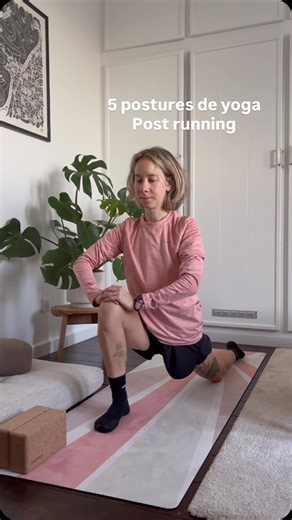 YOGASANA | Cartes de yoga on Instagram: "Mes 5 postures de yoga préférées, après la course à pied 1 - Le chien tête en bas 2 - La fente basse 3 - Le demi grand écart 4 - La fente en torsion 5 - Le singe en torsion Et retour en chien tête en bas, pour faire l’autre sens ! Enjoy !"