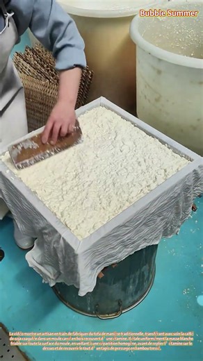 Pressage du tofu : mise en forme manuelle de la caillé dans un moule traditionnel