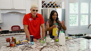 科迪·罗德斯和他的妻子布兰迪·罗德斯一起在厨房拍摄这张全新的布兰迪照片| 09/16/21