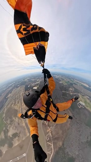 12K views · 1.2K reactions | 朗 廒落 Enjoy with @skydiving_official✅ . . . ⠀⠀⠀⠀⠀ . . ⠀⠀⠀⠀⠀⠀⠀⠀ Posted @armygoldenknights The cutaway maneuver is always a crowd favorite, and one of ours too. SFC Marcus Denniston bringing the POV from cutaway certification during ACC  | Skydiving_Official | Facebook